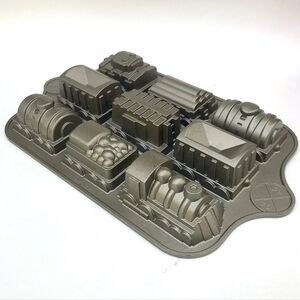 Nordic Ware 9-Car Train Cake Mold - Made in USA - Excellent Condition! Railroad‎